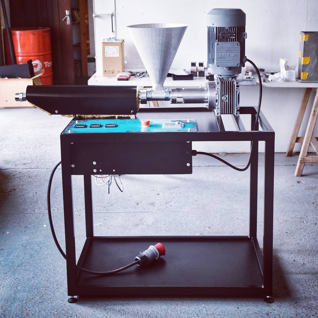 Máquina da Recicla! com funil de alimentação que processa as tampinhas trituradas